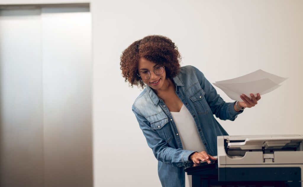 What are the key features of the Konica Minolta bizhub C4000i?